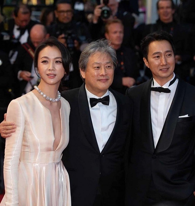 Cannes 2022: Nữ diễn viên Trung Quốc Thang Duy nhỏ nhắn và quyến rũ trên thảm đỏ