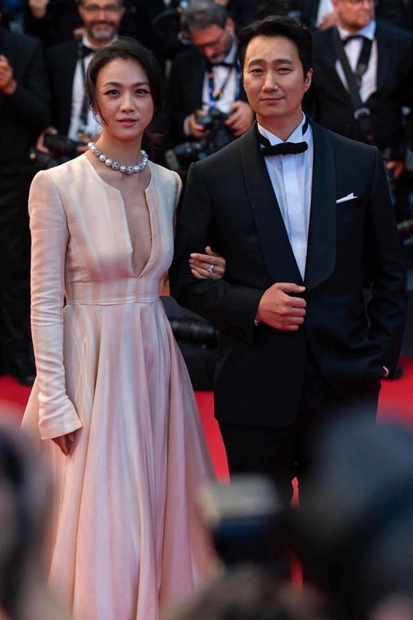 Cannes 2022: Nữ diễn viên Trung Quốc Thang Duy nhỏ nhắn và quyến rũ trên thảm đỏ
