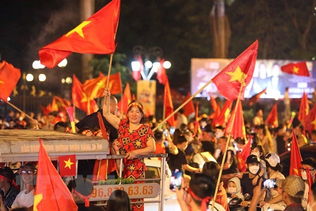 Người hâm mộ tràn xuống đường mừng thành công của bóng đá Việt Nam.