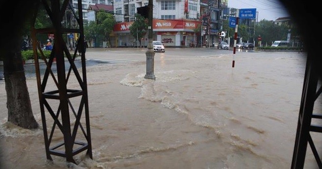 Dự báo thời tiết đêm nay và ngày mai (26-27/7): Hà Nội, Tây Nguyên, Nam Bộ đêm mưa vừa mưa to; Bắc Bộ mưa to đến rất to; Trung Bộ nắng nóng