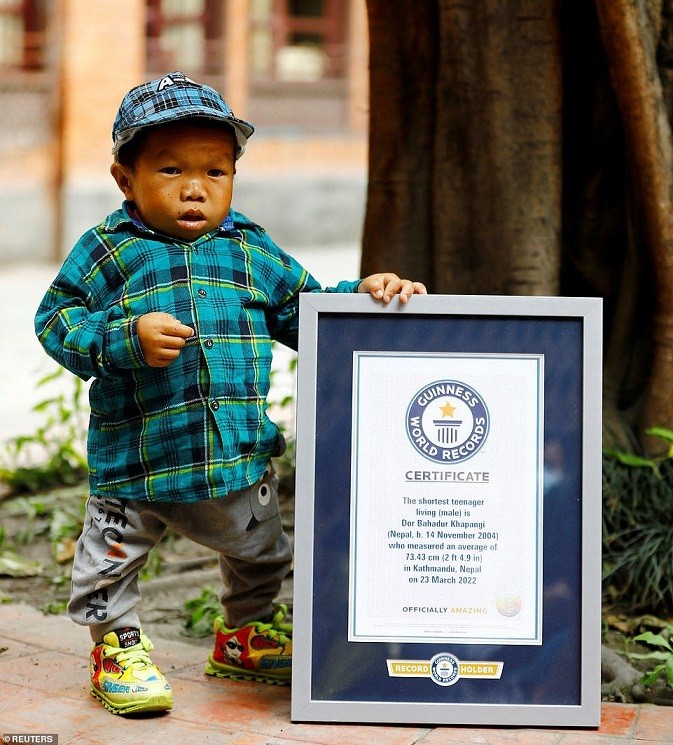 Dor Bahadur Khapangi được trao giấy chứng nhận tại một buổi lễ do Kỷ lục Guinness Thế giới tổ chức hôm 25/5 ở thủ đô Kathmandu.