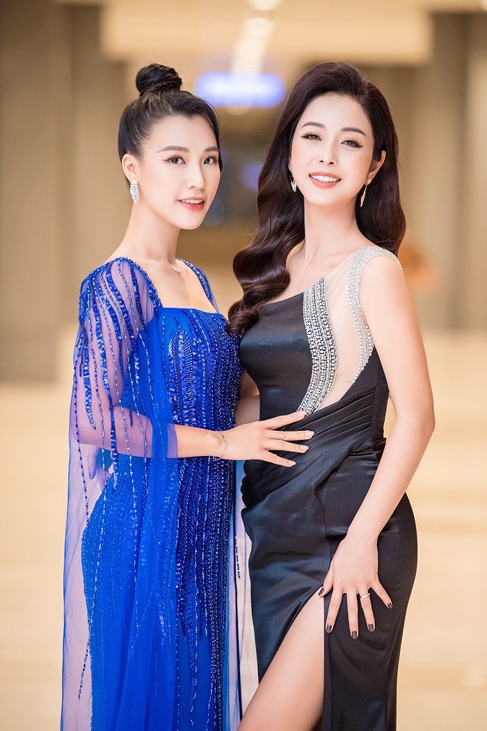 Á hậu Hoàng Oanh giữ vai trò MC còn Jennifer Phạm là khách mời của sự kiện. Cả hai cùng chọn những bộ váy đuôi cá thướt tha để tỏa sáng giữa 'rừng' người đẹp.