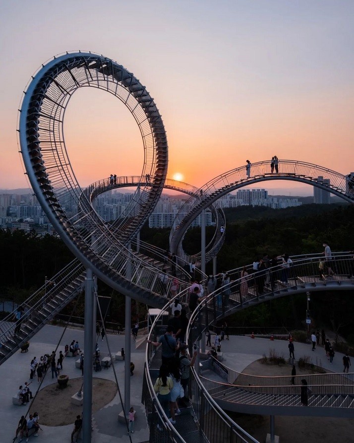 Khánh thành cuối 2021, cầu đi bộ Space Walk trong công viên Hwanho (thành phố Pohang) lập tức trở thành một trong những điểm đến gây chú ý ở Hàn Quốc nhờ kiến trúc độc đáo. Cây cầu mô phỏng công trình Tiger & Turtle - Magic Mountain (Đức), một hệ thống đường đi trên không được thiết kế như một đường ray tàu lượn siêu tốc trong các công viên giải trí. (Ảnh: Instagram mongle_jyh)