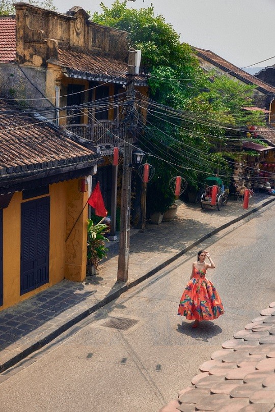 Hoa hậu Tiểu Vy nổi bật trong không gian thơ mộng của phố cổ Hội An