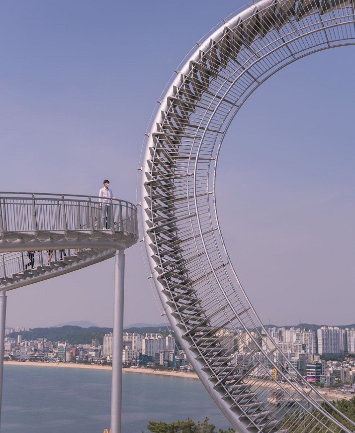 Hàn Quốc: Kiến trúc độc đáo của cầu đi bộ hình tàu lượn siêu tốc