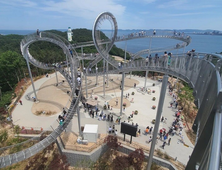 Hàn Quốc: Kiến trúc độc đáo của cầu đi bộ hình tàu lượn siêu tốc