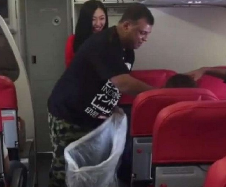 Ông chủ AirAsia nhặt rác trên máy bay để vinh danh nhân viên