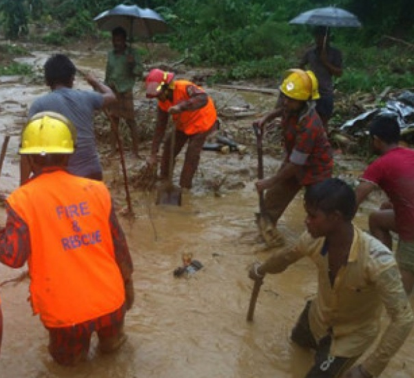 Mưa lớn gây lở đất chôn vùi hàng trăm người ở Bangladesh