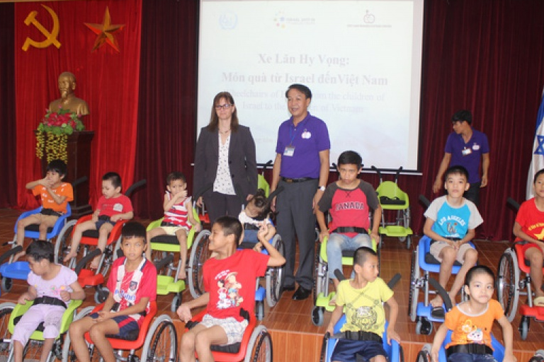Đại sứ quán Israel trao tặng 100 xe lăn cho trẻ khuyết tật Việt Nam