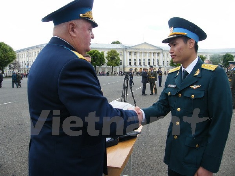 sinh vien viet nhan bang do truong quan su phong khong cua nga