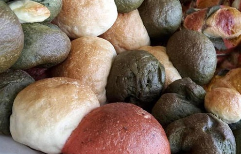 Italy: Độc đáo loại bánh mỳ nhiều màu sắc lạ mắt mới xuất hiện