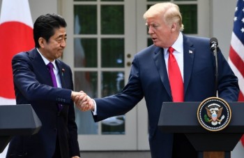 Thủ tướng Abe nhắc ông Trump "đừng quên đồng minh số 1 tại châu Á"