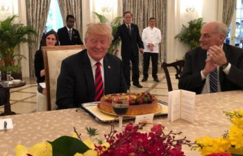 Ông Trump bất ngờ được tặng bánh sinh nhật ở Singapore
