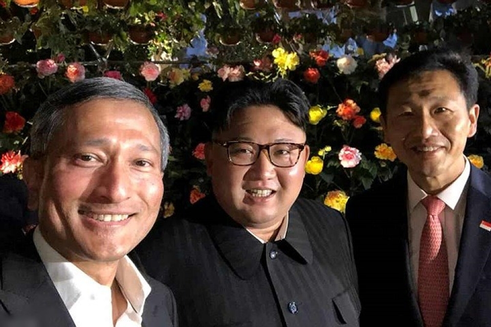 lanh dao trieu tien kim jong un chup anh selfie trong dem o singapore