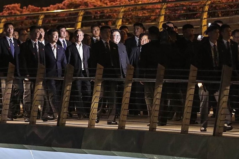 lanh dao trieu tien kim jong un chup anh selfie trong dem o singapore