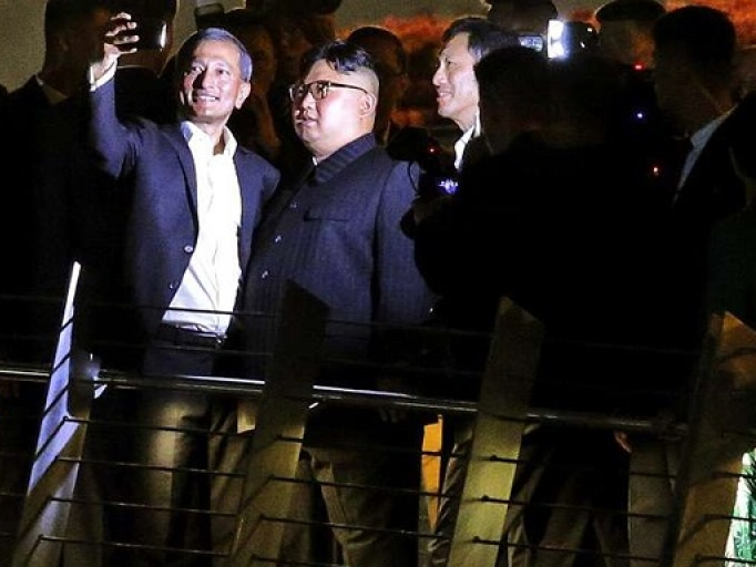 Lần đầu ngắm ảnh nhà lãnh đạo Triều Tiên selfie ở Singapore