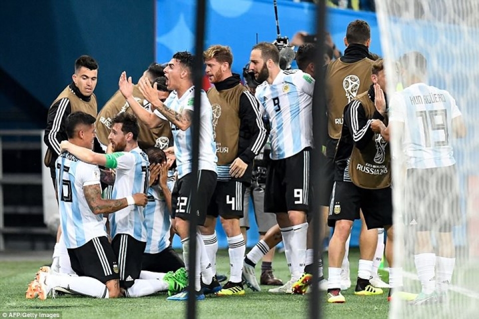 argentina 2 1 nigeria messi toa sang nhung rojo moi la nguoi hung