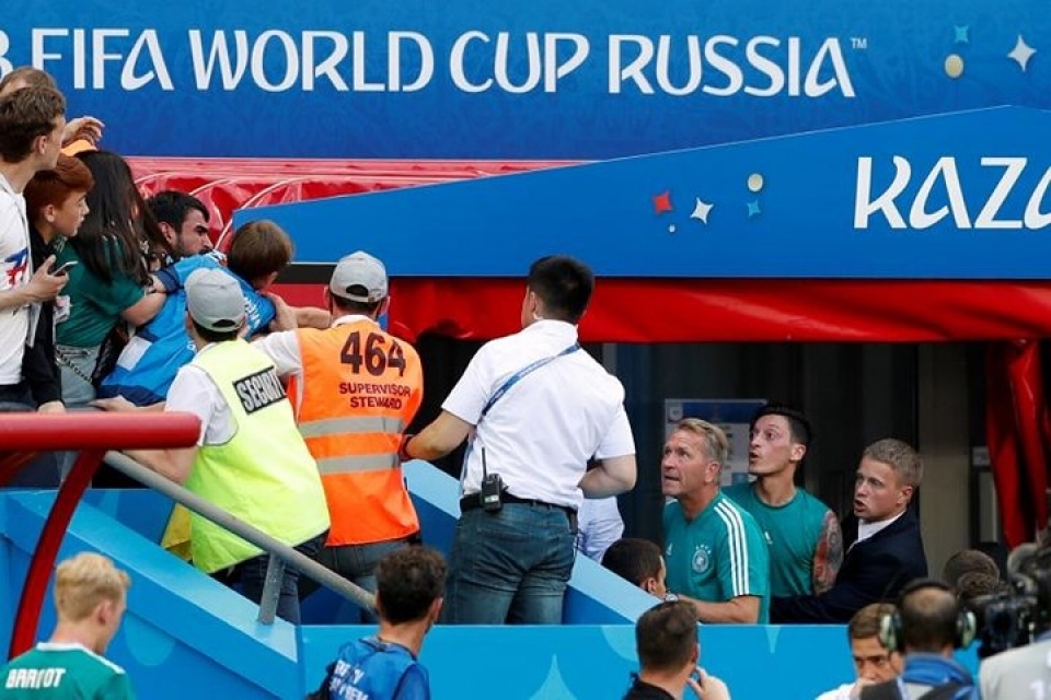 fan duc dam nuoc mat khi doi tuyen roi world cup trong tui ho