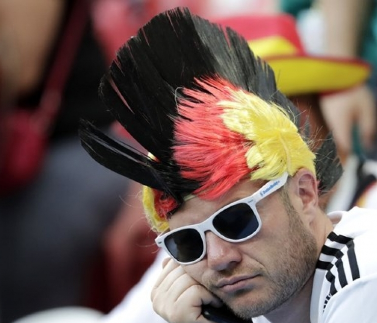 Fan Đức đẫm nước mắt khi đội tuyển rời World Cup trong tủi hổ