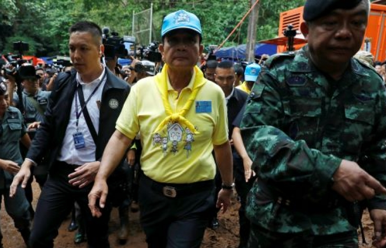 Thủ tướng Thái Lan thị sát cứu hộ đội bóng thiếu niên bị kẹt trong hang