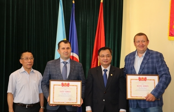 Trao bằng khen cho lãnh đạo Hội Hữu nghị Ukraine – Việt Nam tỉnh Lviv