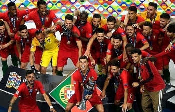 Ronaldo dừng xe bus của đội tuyển Bồ Đào Nha để chụp ảnh cùng CĐV nhí