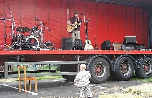 Hành trình kỳ diệu của nam ca sĩ nổi tiếng Ed Sheeran bắt đầu từ buổi biểu diễn trên thùng xe tải