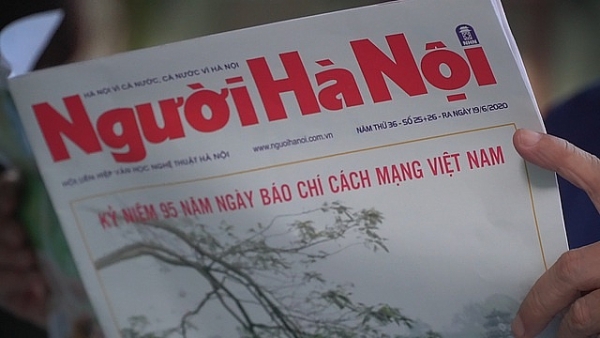 Vì sao người Hà Nội vẫn chọn báo giấy là 'thức quà sáng' đặc biệt?