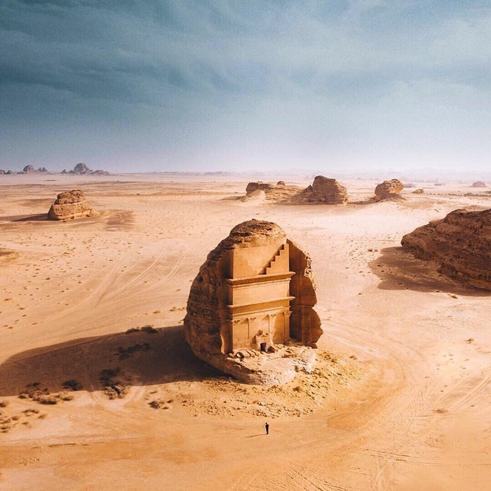 Ngôi mộ 2000 năm tuổi giữa sa mạc tạc từ khối đá cao bằng tòa nhà 4 tầng