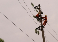 Nhọc nhằn người thợ điện trong những ngày nắng nóng như 'đổ lửa'