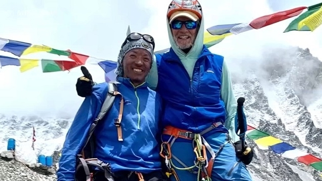Kỷ lục mới: Người Mỹ lớn tuổi nhất từng chinh phục đỉnh Everest