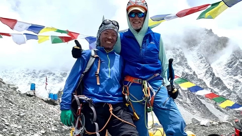 Đam mê leo núi, người đàn ông Mỹ 75 tuổi chinh phục đỉnh Everest
