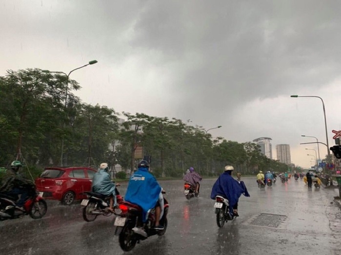 Dự báo thời tiết đêm nay và ngày mai (8-9/6): Bắc Bộ, Thanh Hóa, Nghệ An chiều tối, đêm mưa vừa, mưa to, có nơi mưa rất to; Nam Trung Bộ nắng nóng