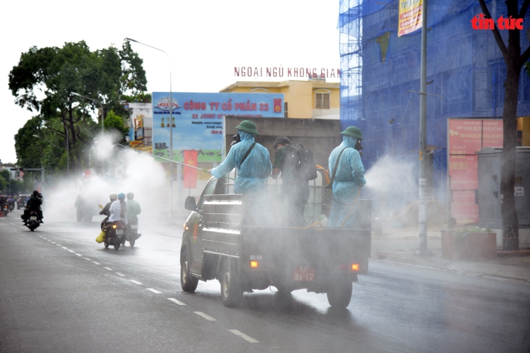 Phun thuốc tiêu độc, khử trùng phòng trừ dịch bệnh Covid-19 trên các tuyến đường ở quận Gò Vấp, TP. Hồ Chí Minh. (Nguồn: TTXVN)