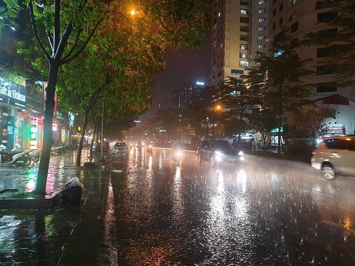 Dự báo thời tiết đêm nay và ngày mai (9-10/6): Bắc Bộ mưa to đến rất to tập trung vào chiều tối, đêm; Hà Nội, Thanh Hóa, Nghệ An mưa to cục bộ