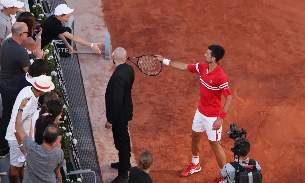 Roland Garros 2021: Djokovic vô địch và tặng vợt cho fan nhí