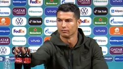 Ronaldo 'đấu' Coca-Cola: UEFA khuyến cáo các cầu thủ không bắt chước