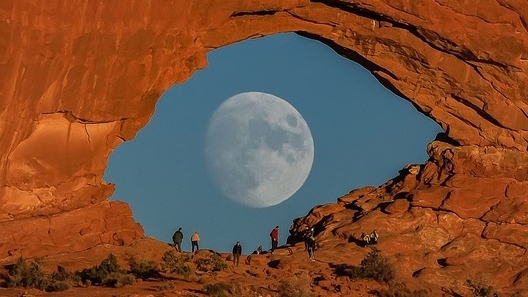 Khoảnh khắc Mặt trăng đi qua vòm đá như mống mắt khổng lồ
