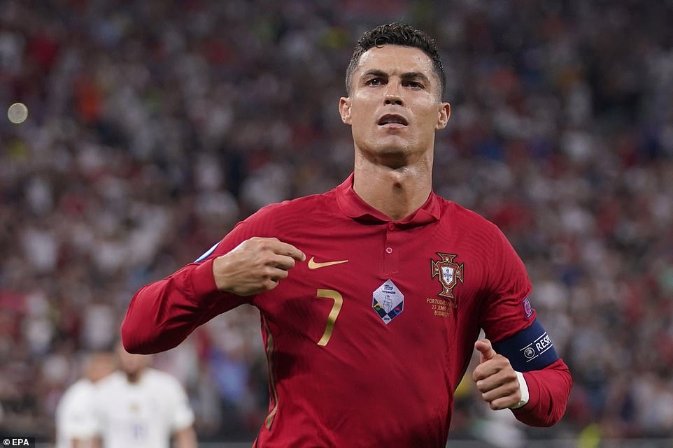 Với kĩ năng sút bóng tuyệt đỉnh, Ronaldo luôn trở thành tâm điểm của giải đấu. Hãy cùng xem hình ảnh của anh thực hiện một cú sút bàn thắng để tỏa sáng trên sân cỏ.