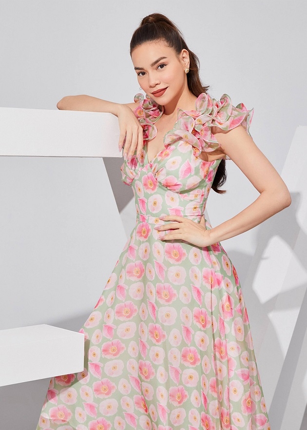 Cùng Hồ Ngọc Hà mặc đẹp mùa Hè với váy áo họa tiết hoa lá