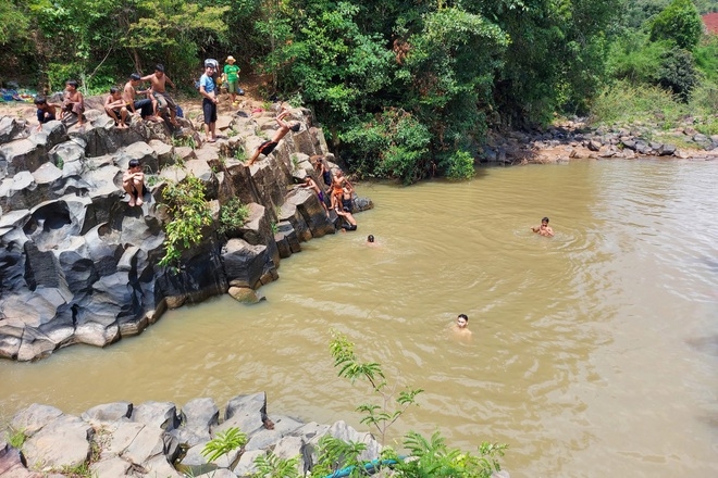 Chiêm ngưỡng suối đá cổ trên 100 triệu năm tuổi tại Gia Lai