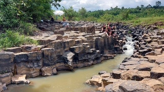 Trải nghiệm tắm ở suối đá cổ trên 100 triệu năm tuổi