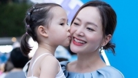 Con gái diễn viên Lan Phương chăm chỉ theo mẹ dự sự kiện