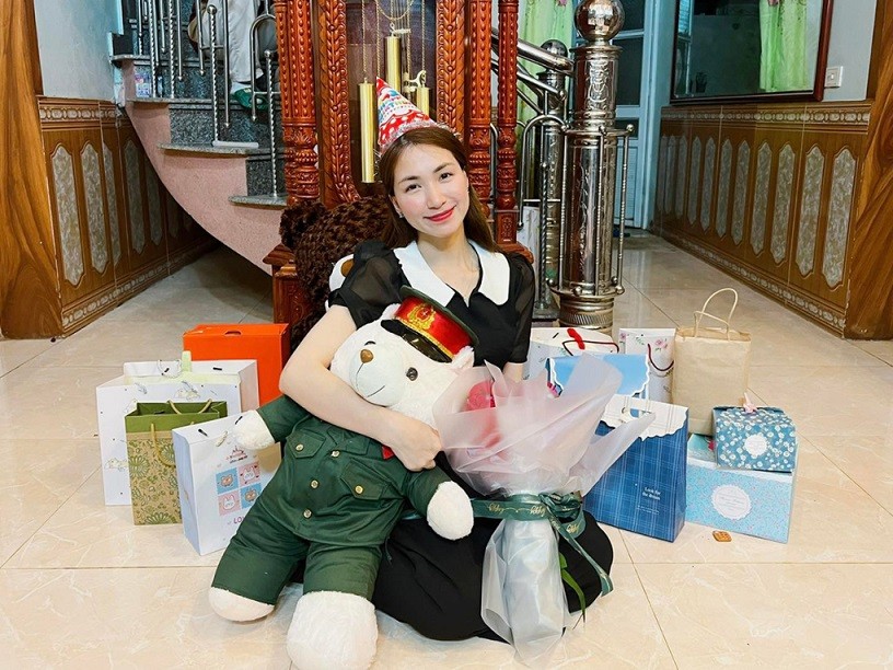 Ca sĩ Hòa Minzy đón sinh nhật rực rỡ sắc màu từ Nam ra Bắc