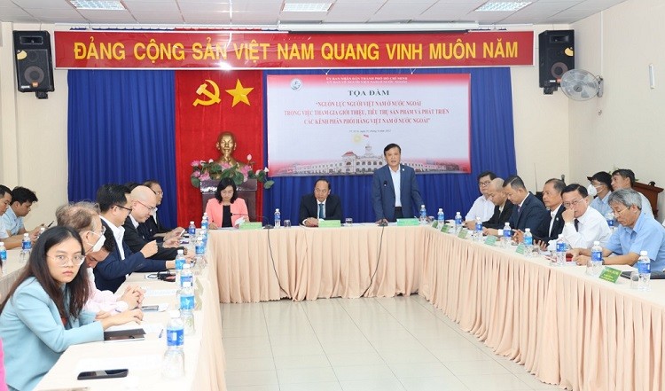 Ông Phùng Công Dũng cam kết sẽ đồng hành, hỗ trợ và là cầu nối cho DN trong và ngoài nước, góp phần đưa hàng hóa Việt ra thị trường thế giới (Ảnh: Bảo Lan)