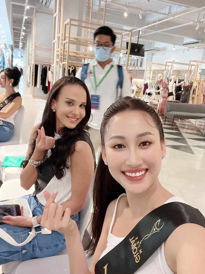 Đoàn Hồng Trang cùng thí sinh các nước tại Miss Global 2022
