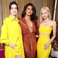 Lisa Blackpink xinh đẹp nổi bật, đọ dáng cùng Anne Hathaway và Hoa hậu Priyanka Chopra