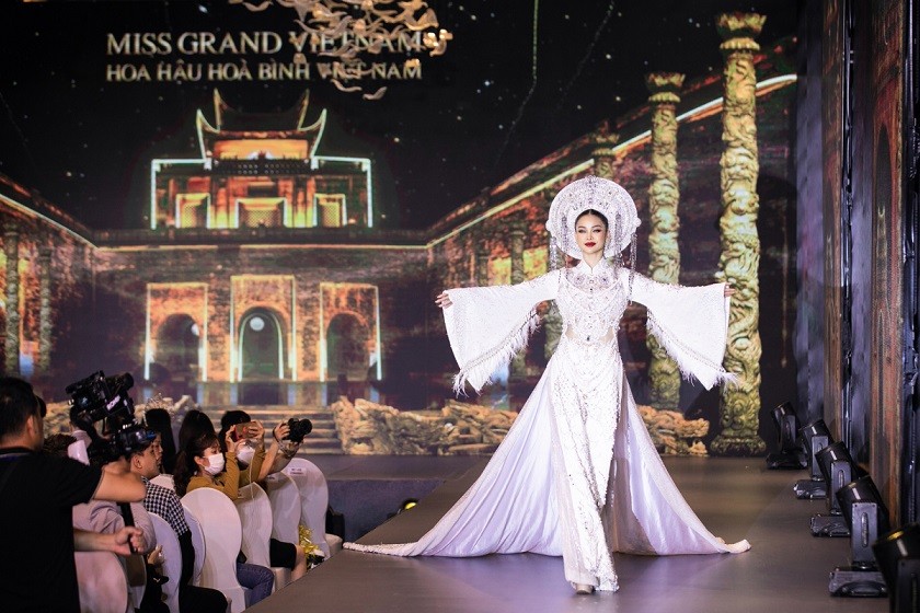 Tân Hoa hậu Hòa bình Thái Lan Engfa Waraha catwalk cùng trang phục truyền thống của Việt Nam tại buổi công bố Miss Grand Vietnam 2022.