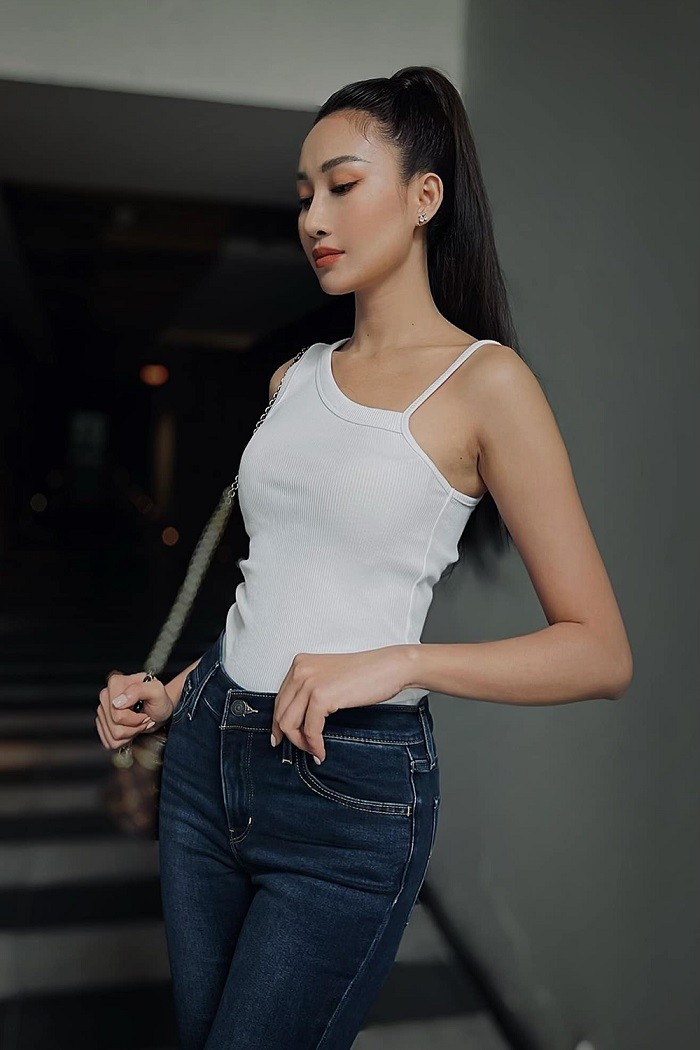 Ngày đầu tiên tại Miss Global 2022, Đoàn Hồng Trang diện quần jean kết hợp áo thun trắng đồng điệu với các thí sinh còn lại khi tham dự hoạt động tập thể. Thiết kế bất đối xứng, phá cách của chiếc áo thun giúp người đẹp có vẻ ngoài năng động nhưng không kém phần gợi cảm.