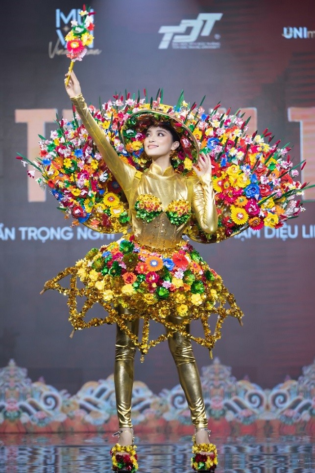 Thí sinh Phạm Diệu Linh mặc trang phục 'Mộng thanh tiên' của NTK Nguyễn Trần Trọng Nghi. Thiết kế có nhiều chi tiết tinh xảo, khối lượng nặng, cồng kềnh gây khó khăn cho người đẹp khi trình diễn.